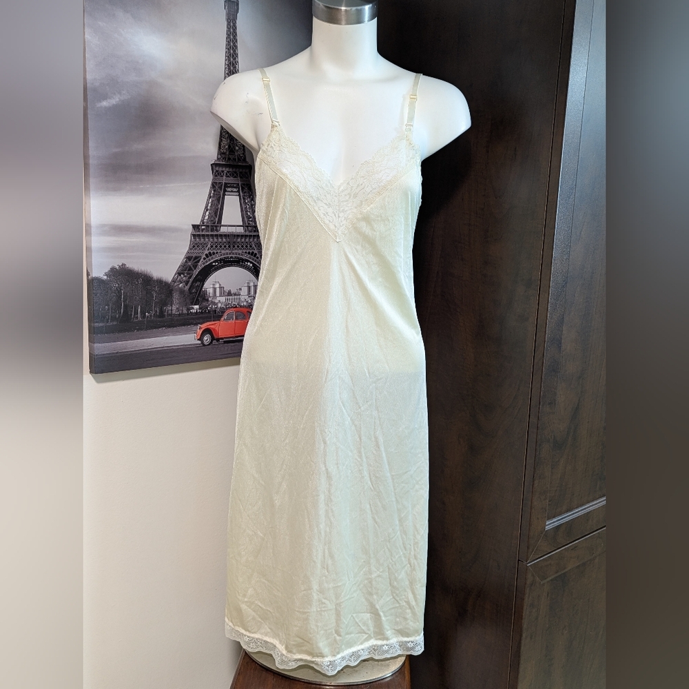 Vintage Chic Cream Lace Chemise